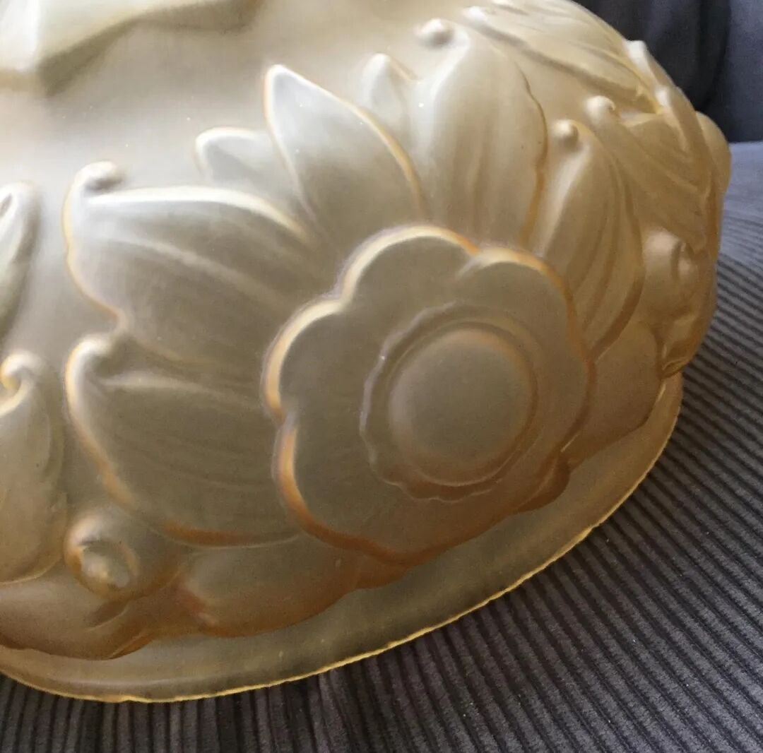 Moulded pressed glass suspension