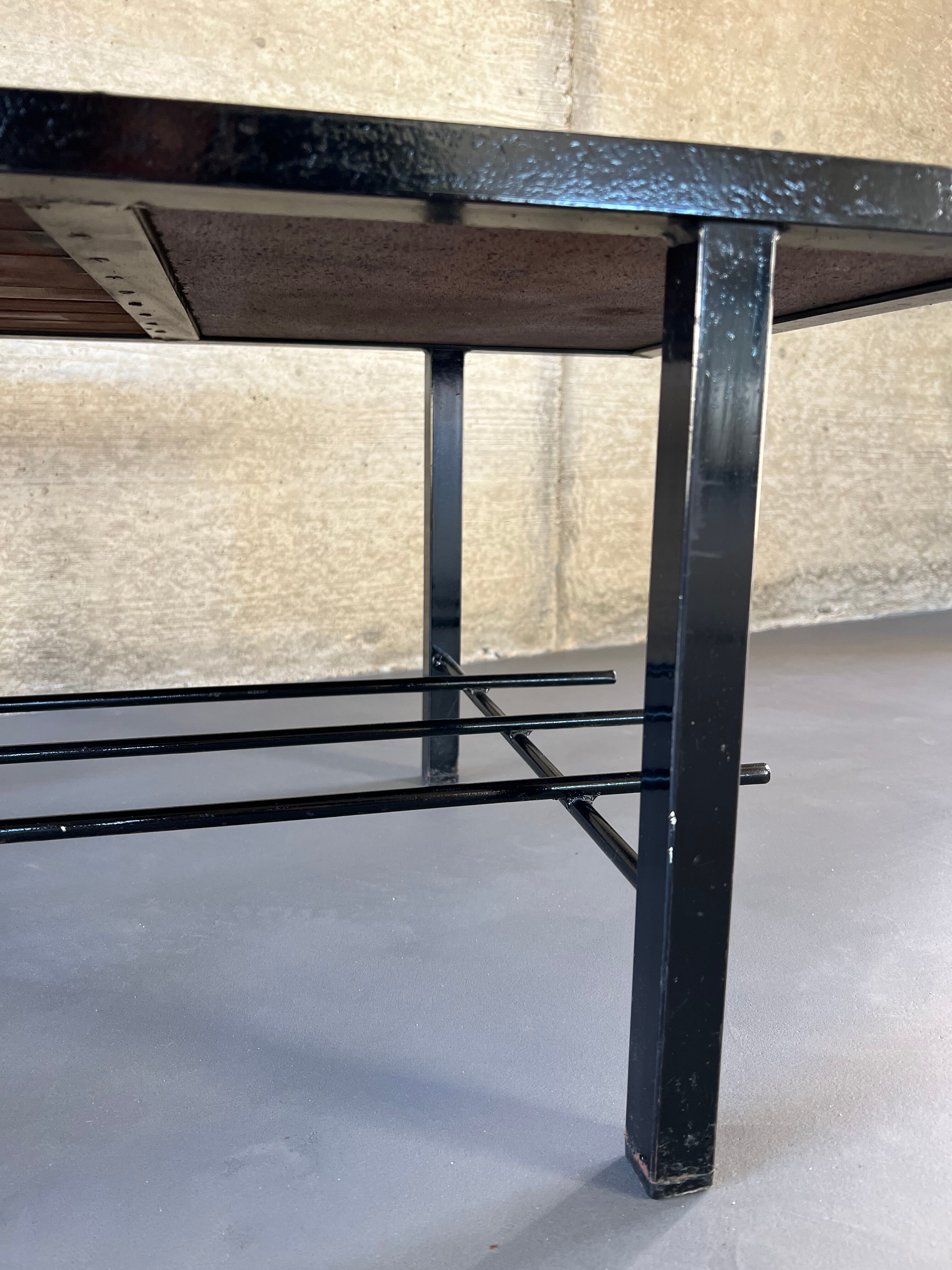 Table basse mid-century, teck, acier et pierre de lave