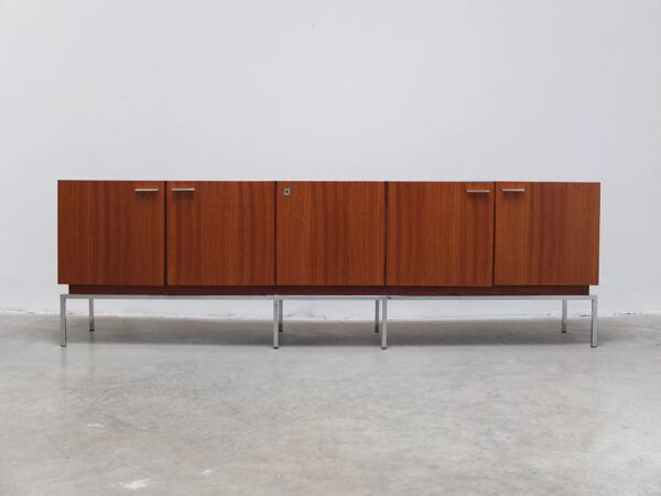 Grand buffet moderniste en palissandre indien, années 1960.