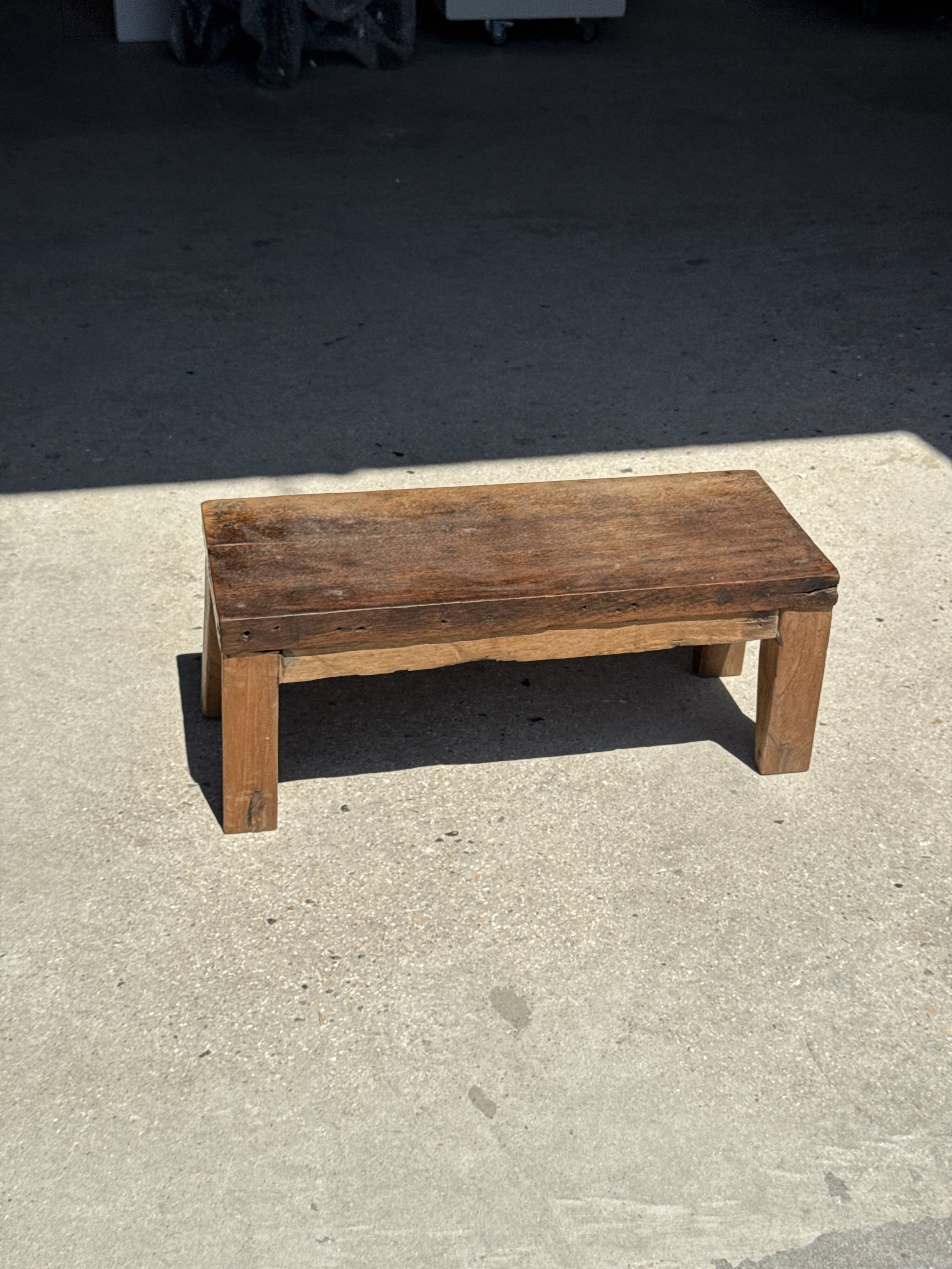 Petit banc en teck ancien rectangulaire quadripode d'Indonésie H20 L45