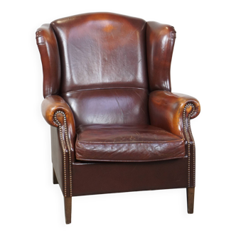 Fauteuil à oreilles en peau de mouton de style anglais foncé avec caractère et patine