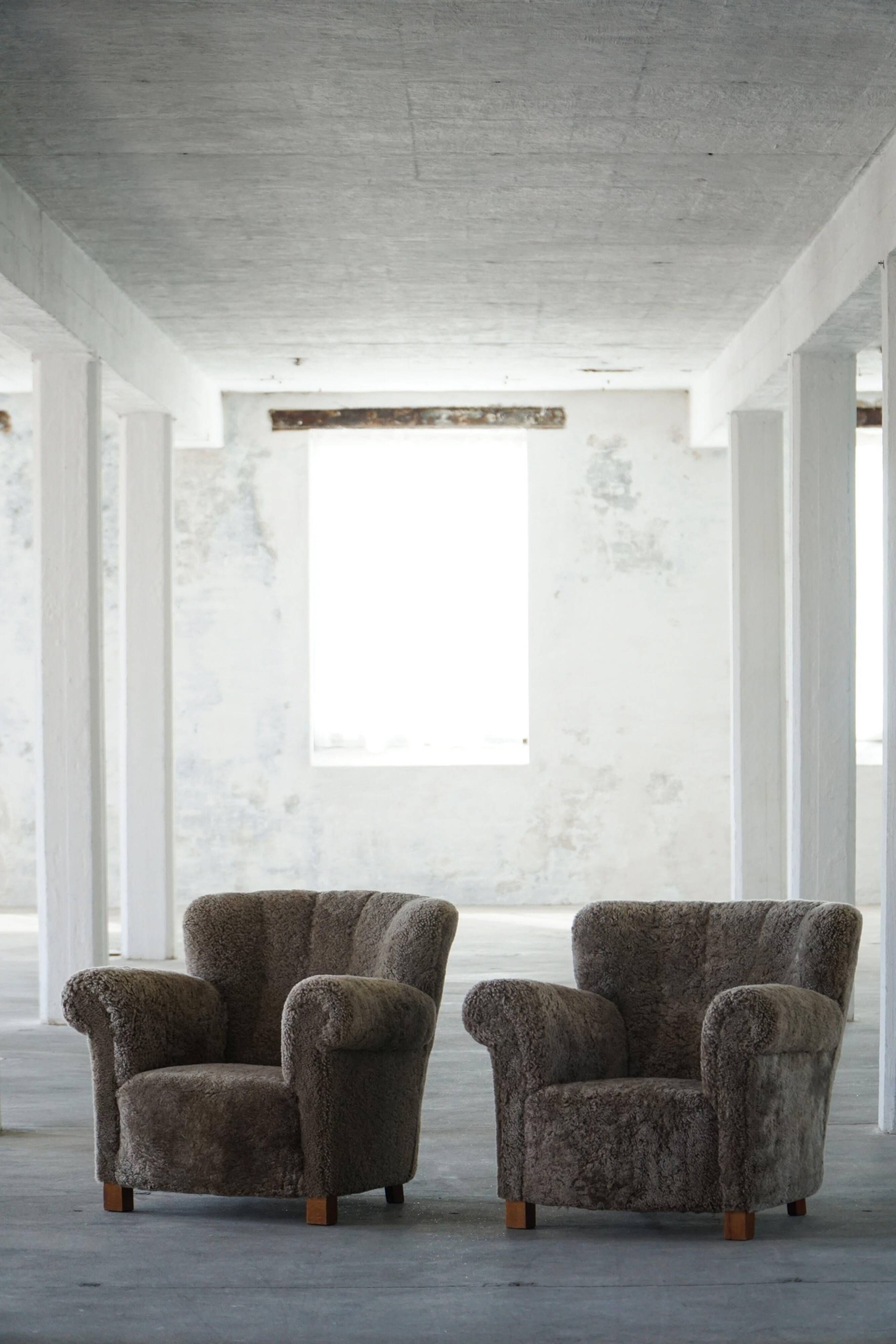 Fritz Hansen, pair of modern Danish lounge chairs, lambswool, Model No 1490, 1940s