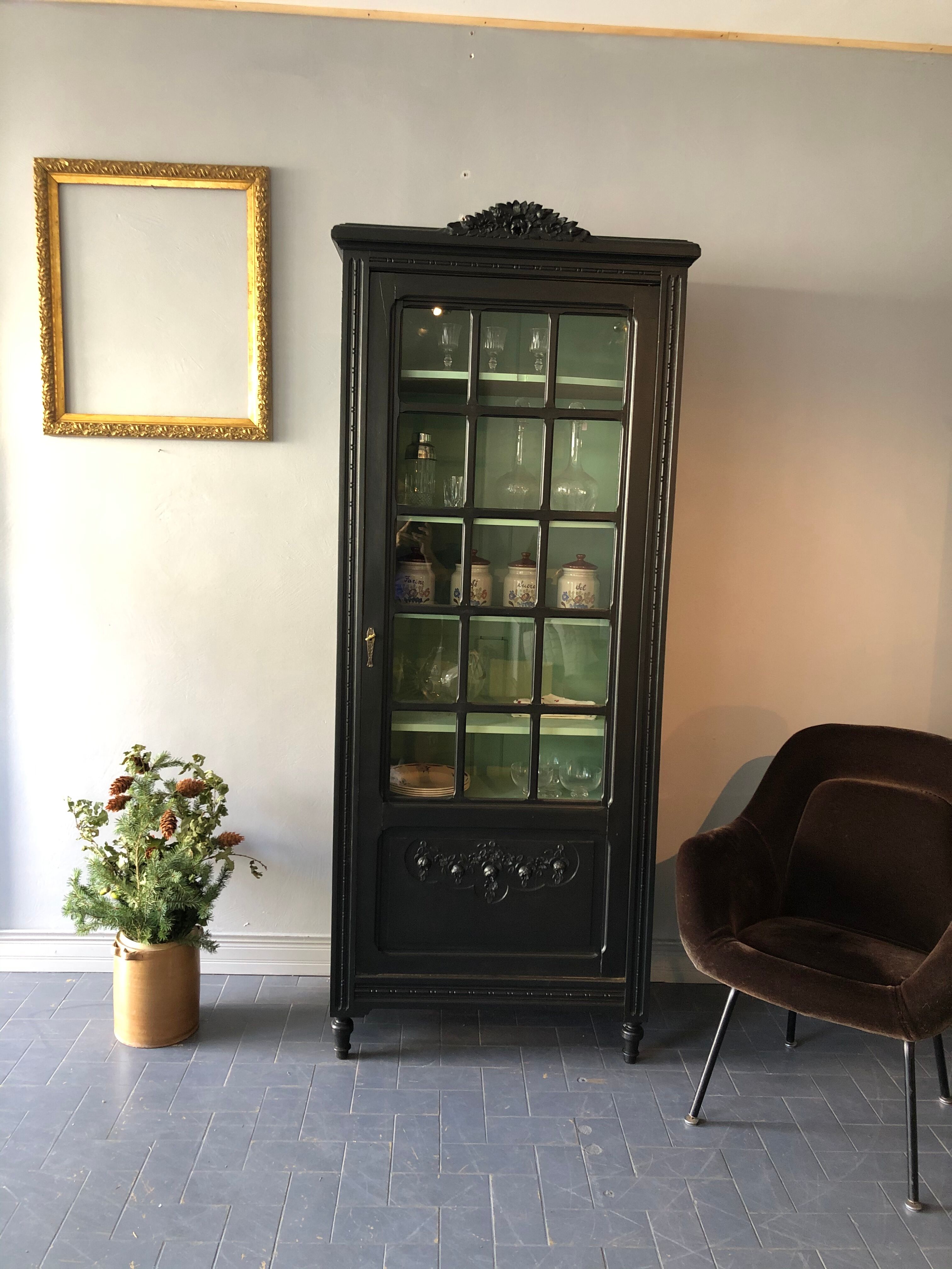 BHV - Old glass cabinet