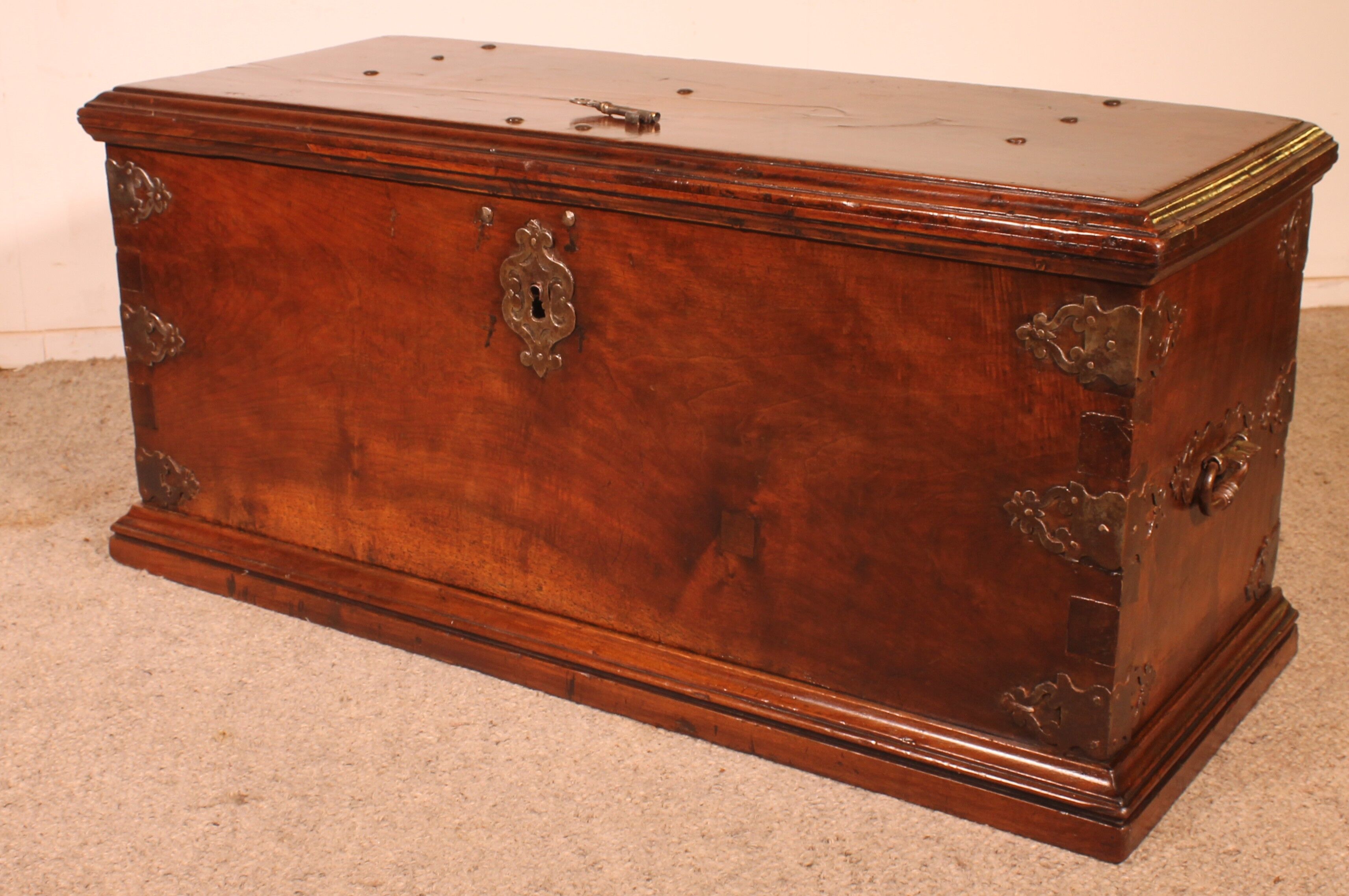 Spanish Renaissance chest in walnut - 16th century