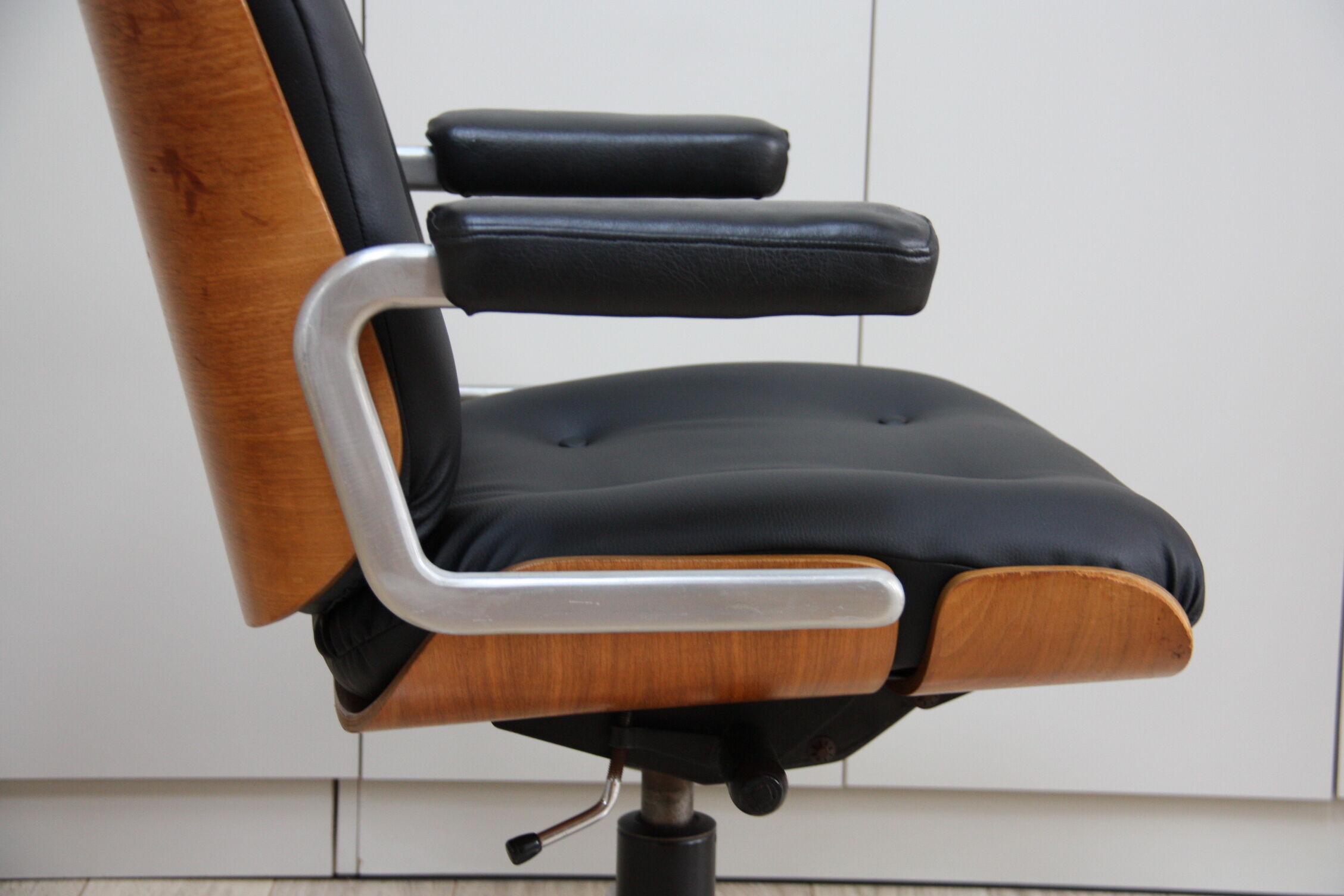 Vintage swivel office armchair in black leather and wood by Giroflex 60s