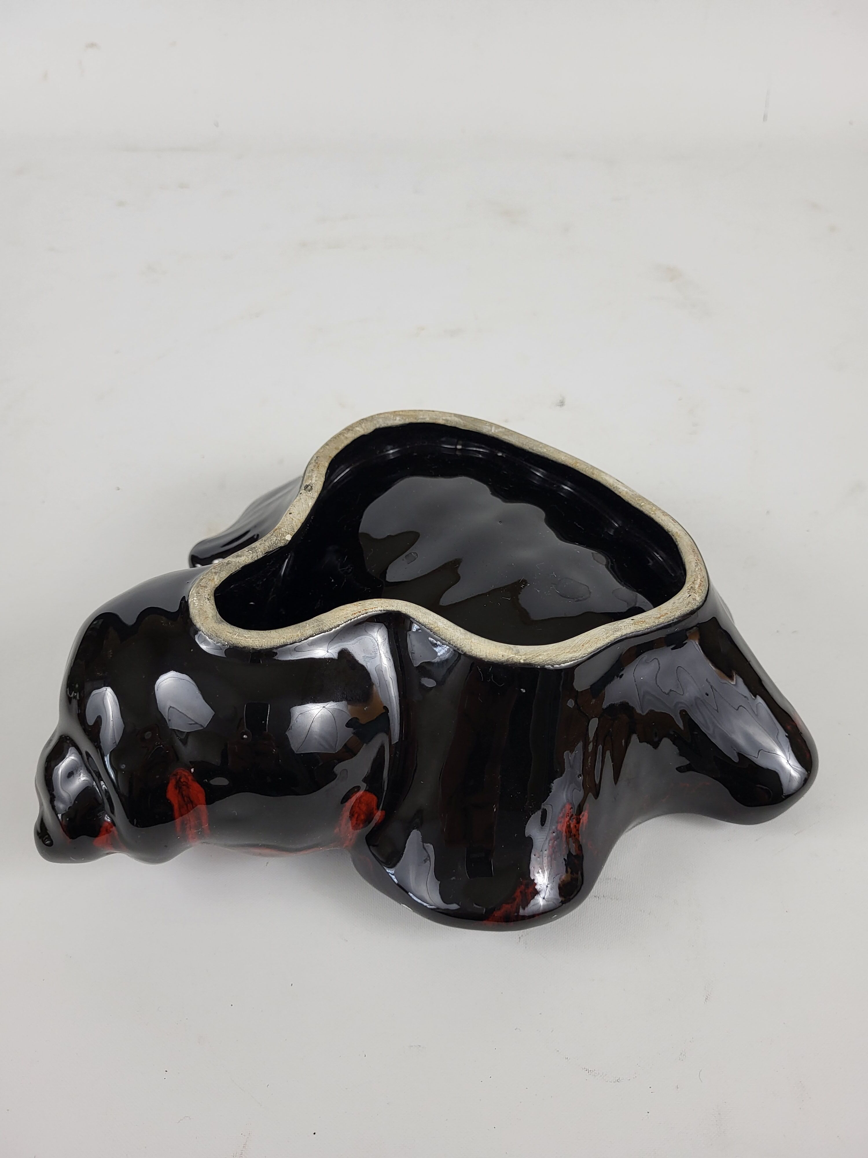 Empty ceramic pocket in the shape of a shell