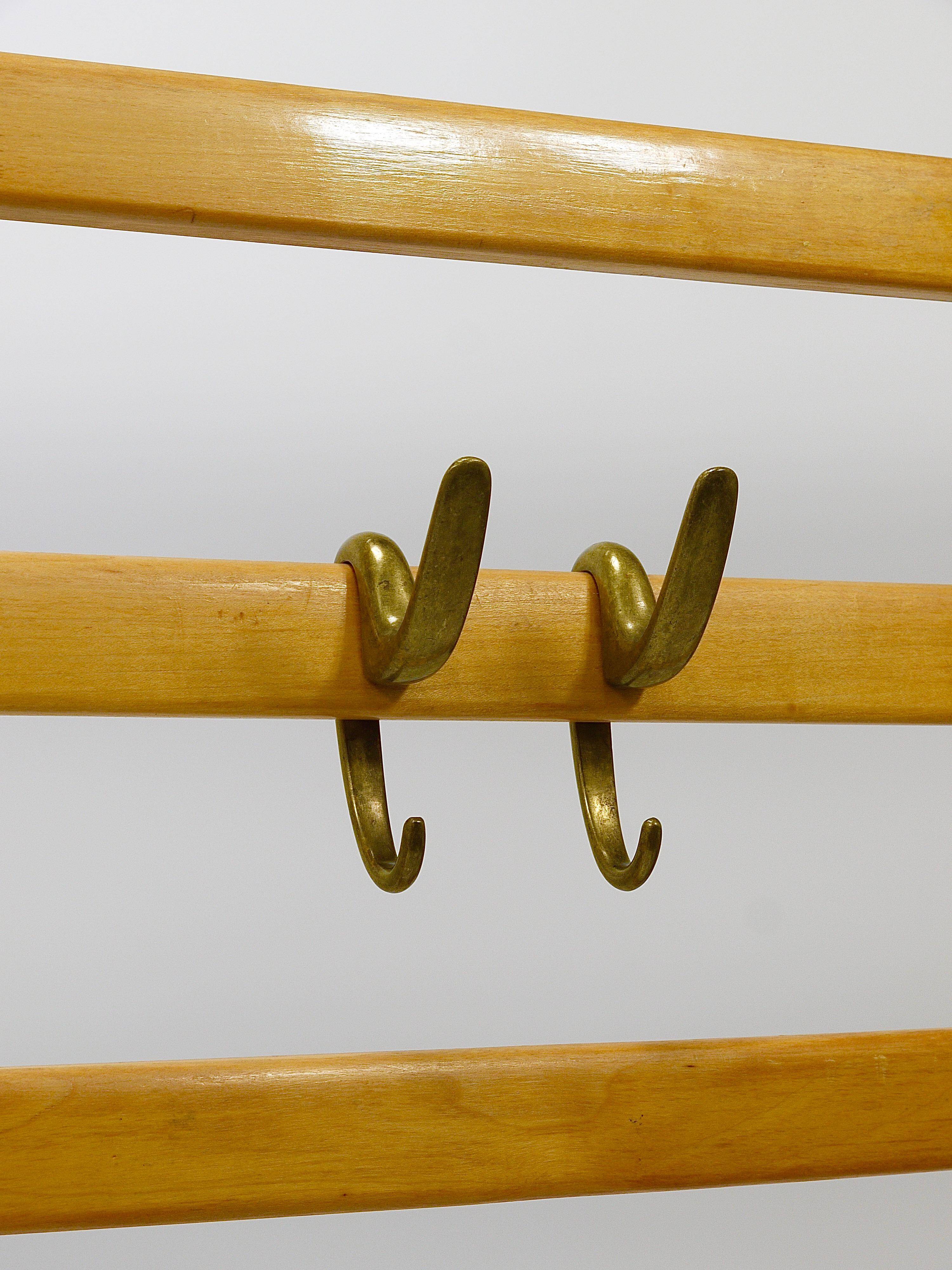Grand coat rack Auböck Carl Mid-Century in beech with 8 brass hooks, 1950s.