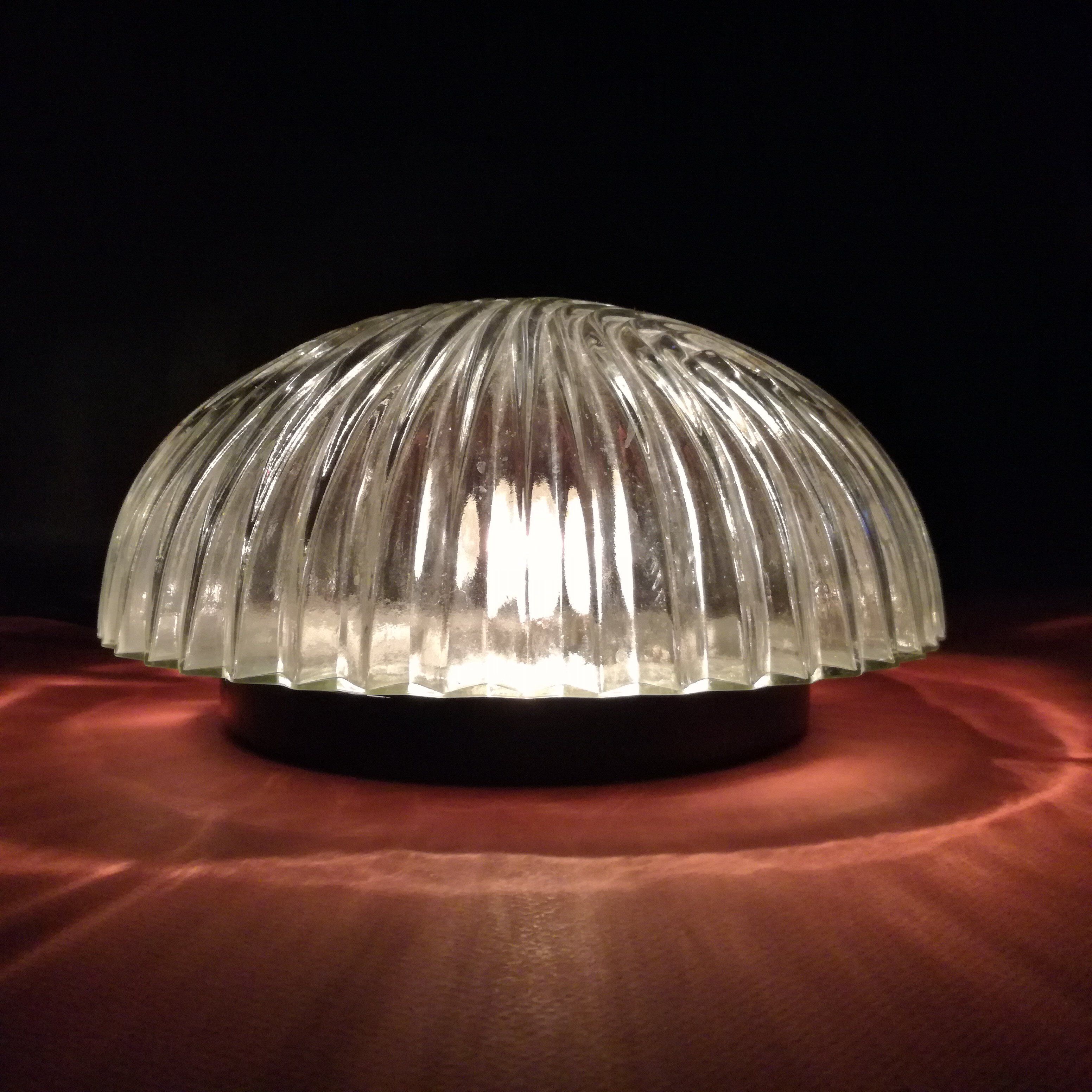 Ceiling lamp in the shape of a dome and striated glass Ø25