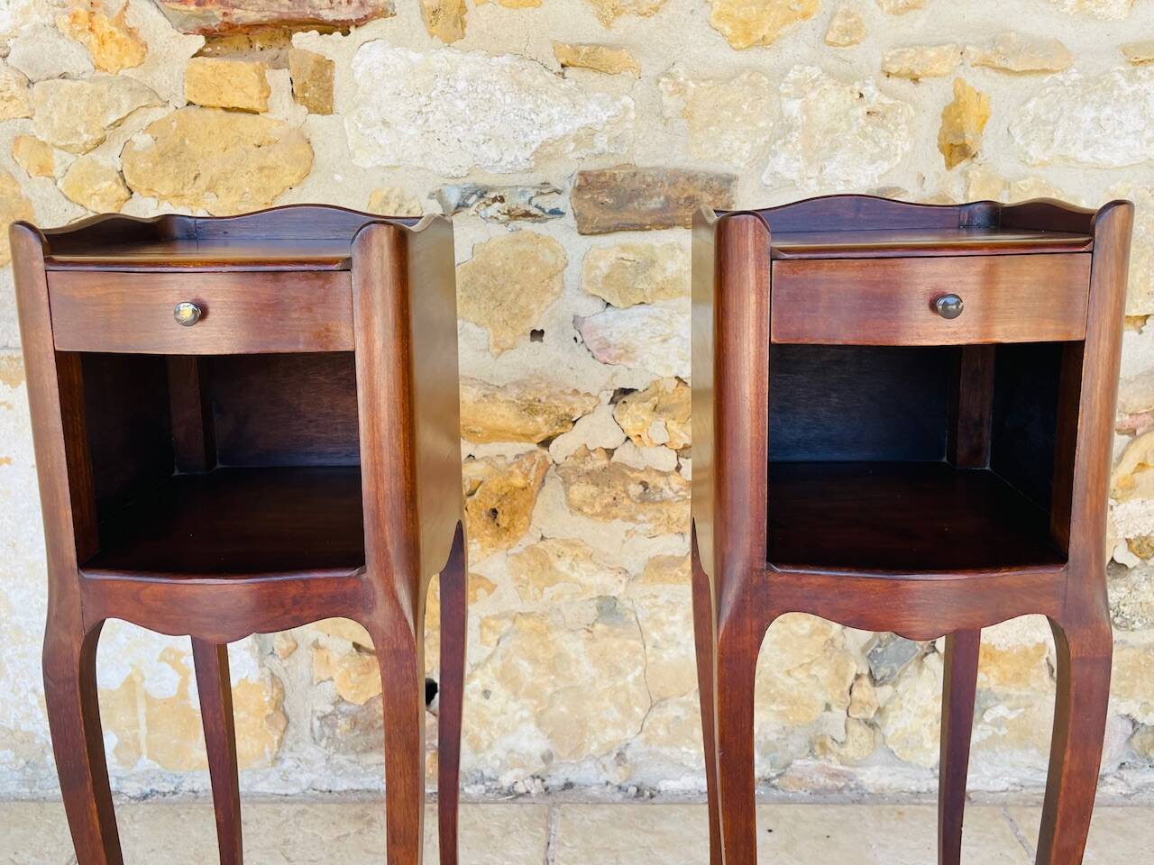 Paire de chevets style Louis XV en noyer