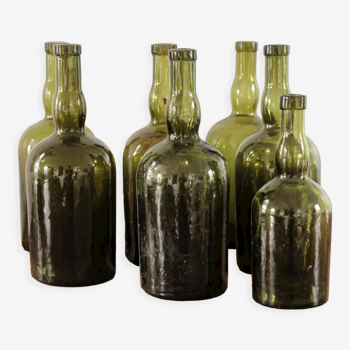 Lot de 7 anciennes bouteilles en verre