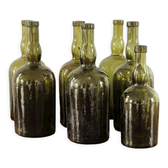 Lot de 7 anciennes bouteilles en verre