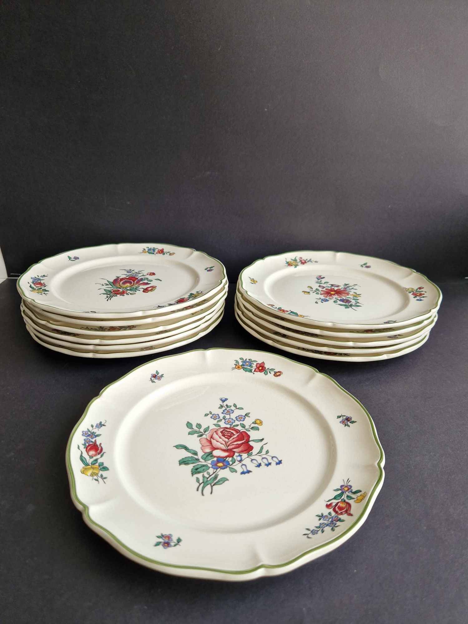 Set of 12 Villeroy and Boch dessert plates model 1562.