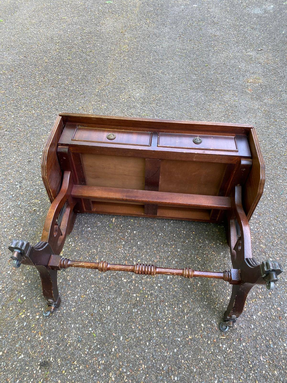 Victorian English extendable coffee table made of solid mahogany and leather.