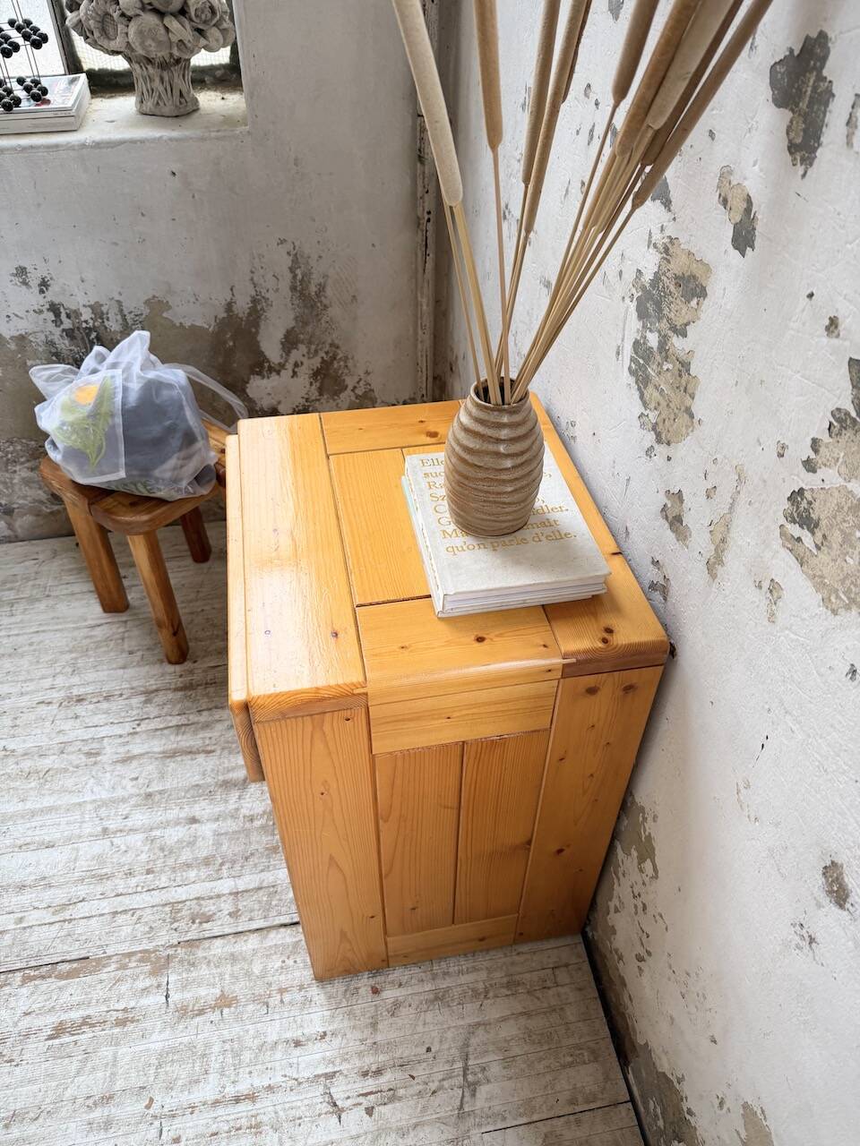 Chevet sélectionné par Charlotte Perriand pour Les Arcs