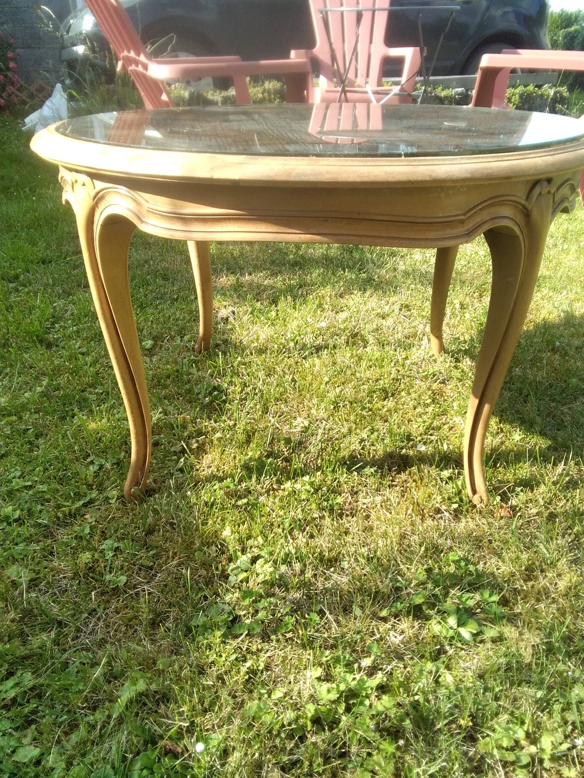 Round coffee table