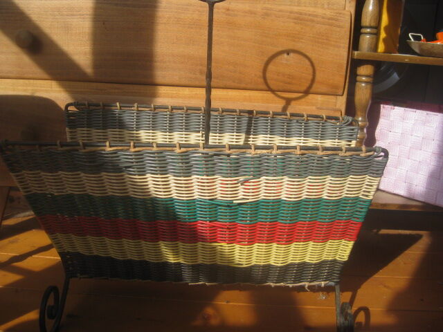 Magazine rack in scoubidou