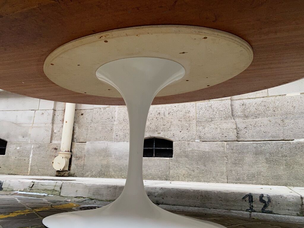 Eero Saarinen's oval tulip table for Knoll