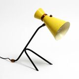 Grande lampe de table sur trépied de style mid-century moderne avec abat-jour diabolo jaune.