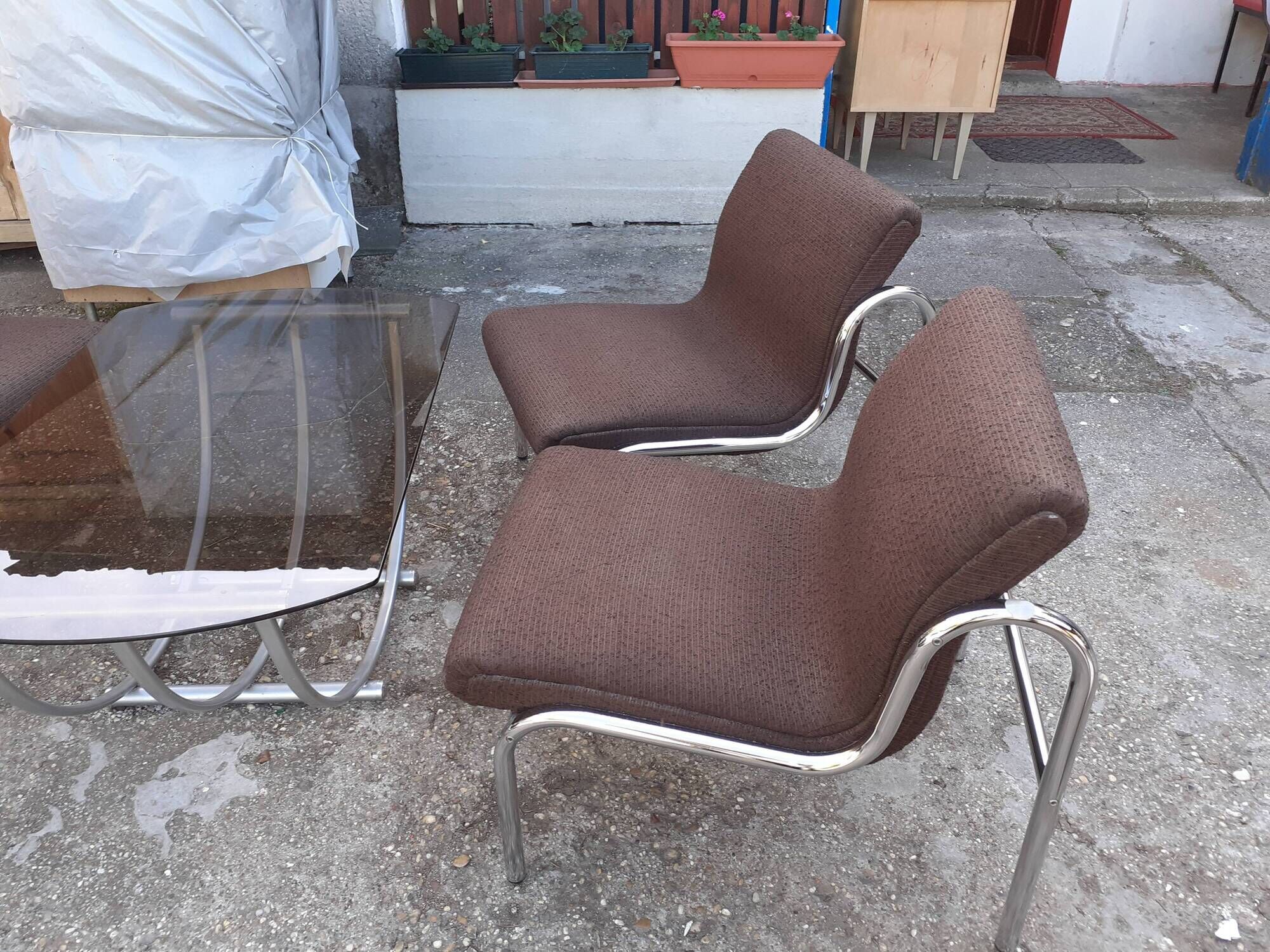 Fauteuils et table des années 1970 design hongrois