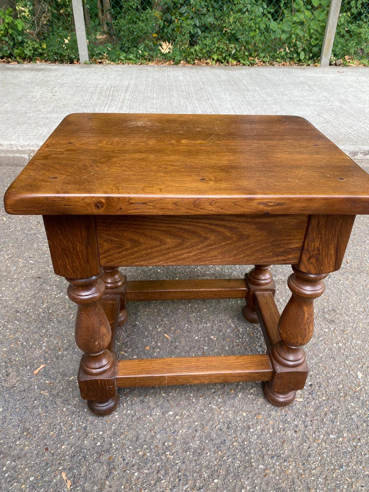 Tabouret table de chevet espagnole en chêne massif années 50