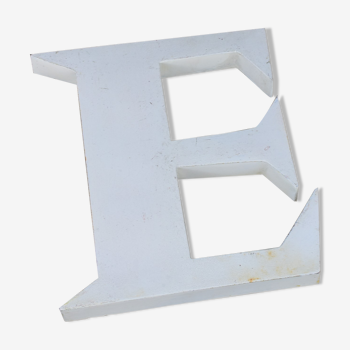 Lettre en zinc blanche E
