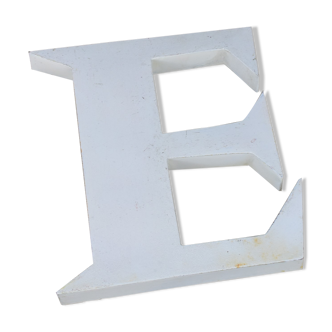 Lettre en zinc blanche E
