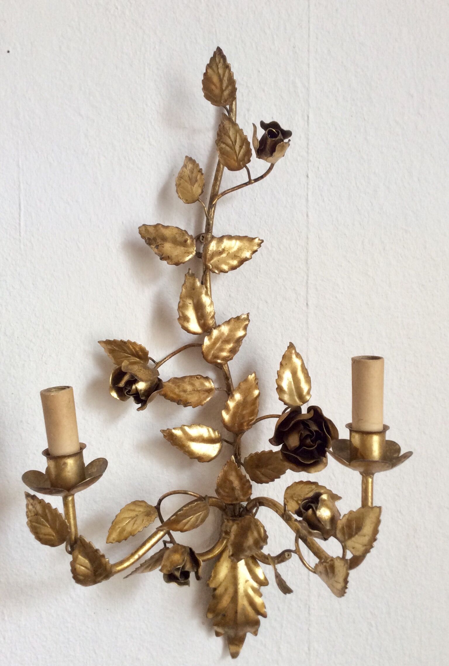Leaves and flowers wall light in gold metal