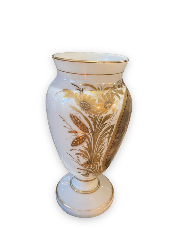 Vase en opaline peinte et dorée scène animée
