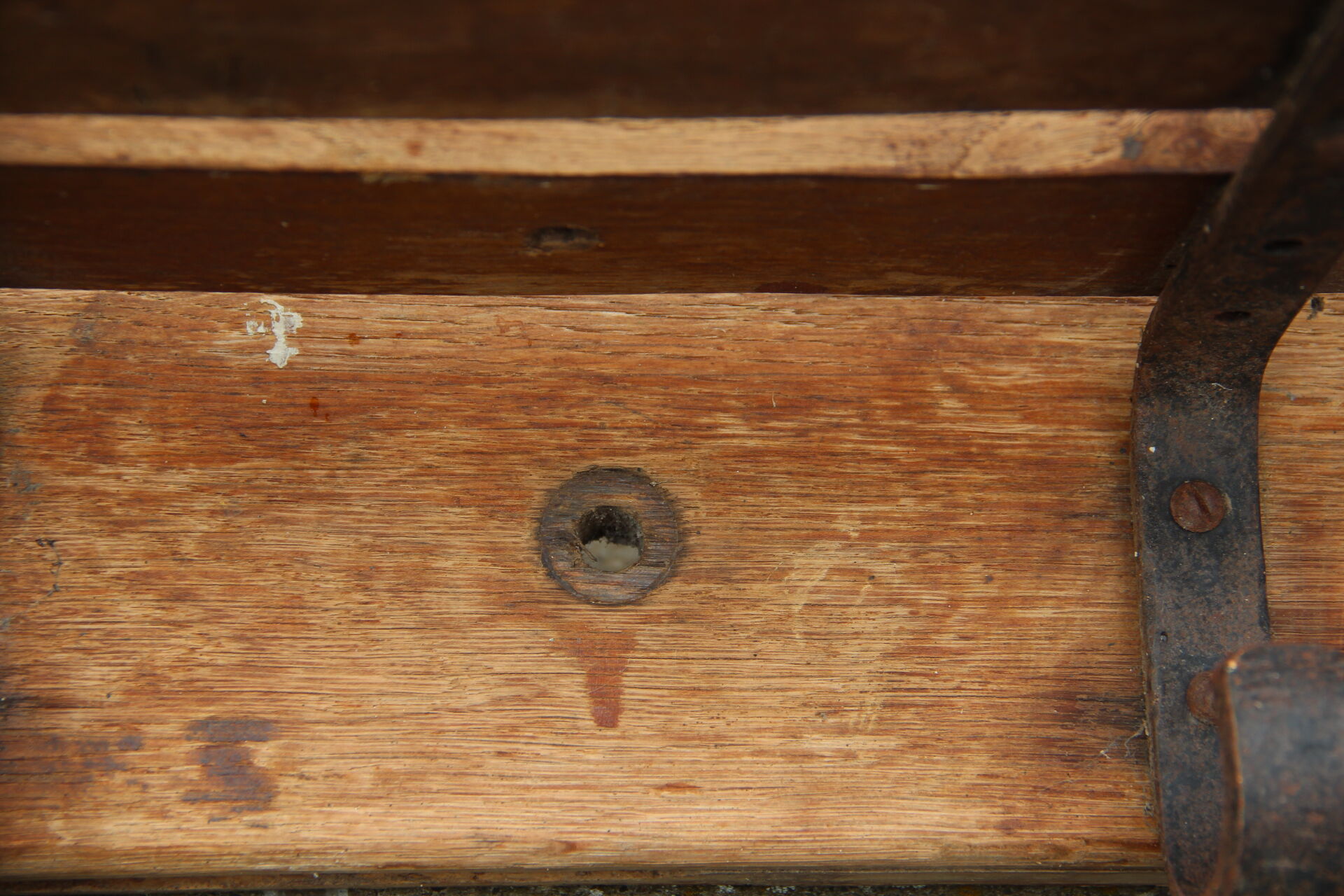 Old workshop coat hanger at 6 patères