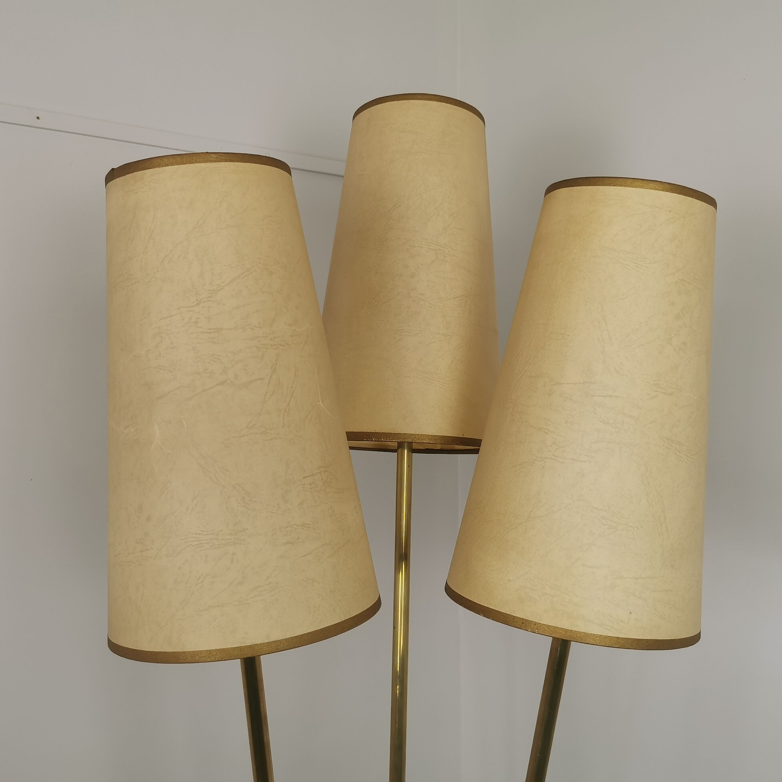 Lampadaire tripode avec tablette 60