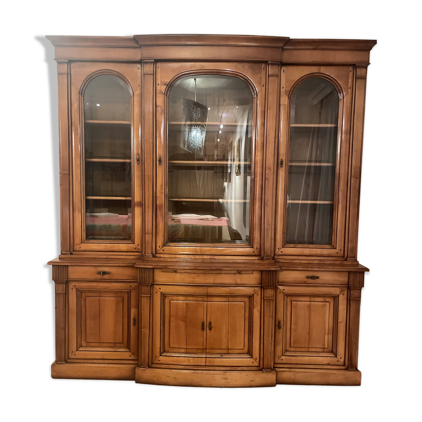 Solid wood dresser – classic style – very good condition