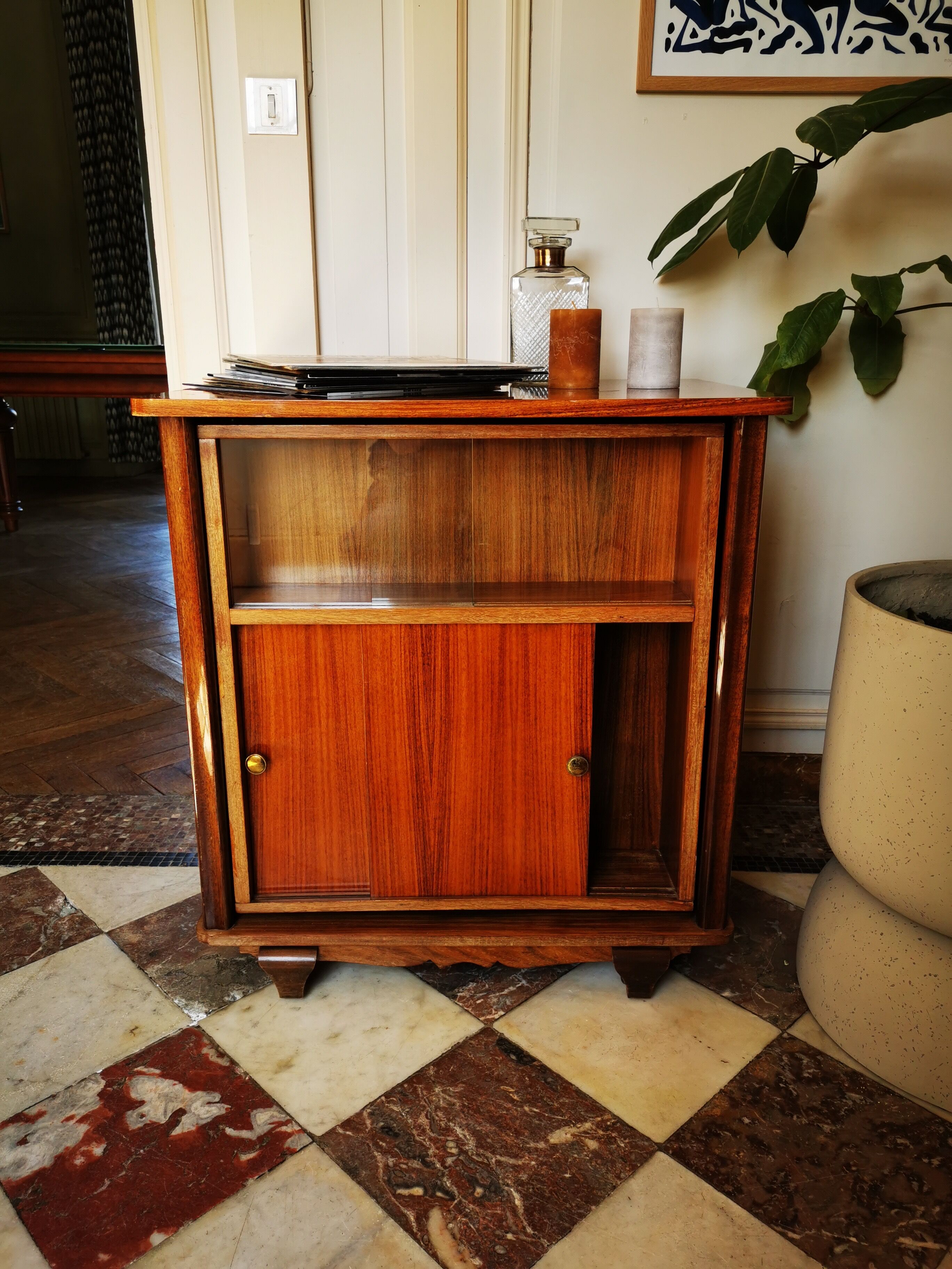 Furniture bar pivotant