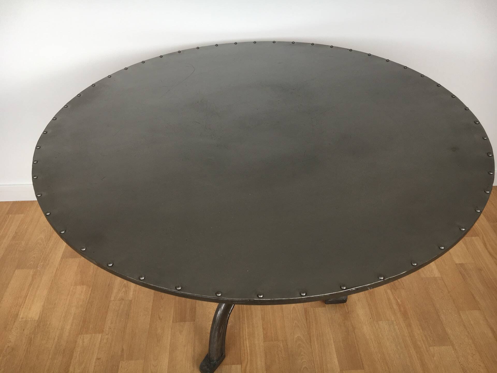 Table d’artiste créateur indépendant, ronde, en acier, style industriel, état neuf