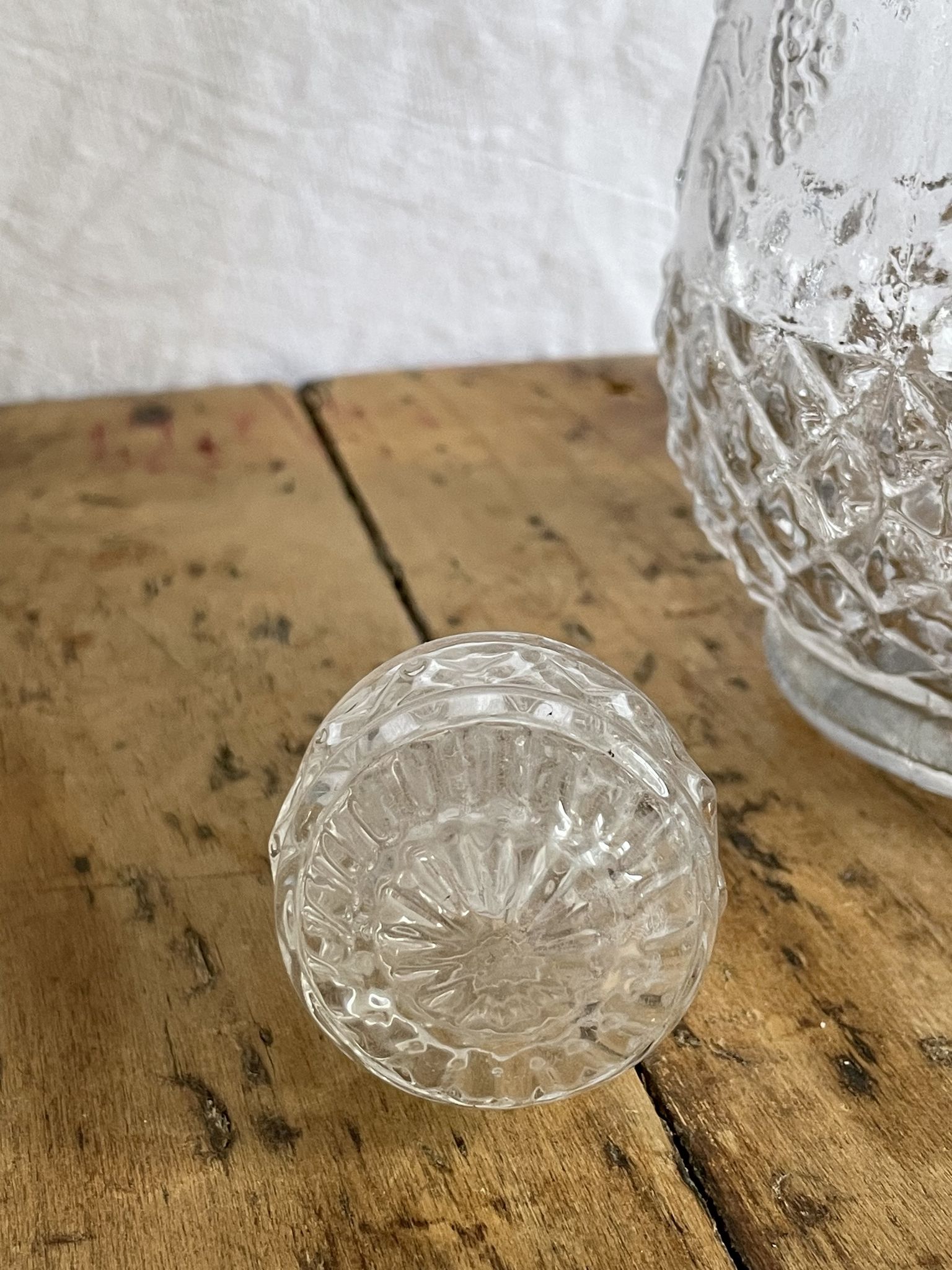 Carafe à vin en verre ciselé  transparent vintage