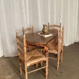 Round dining table