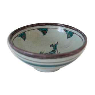 Bowl decorated with fish