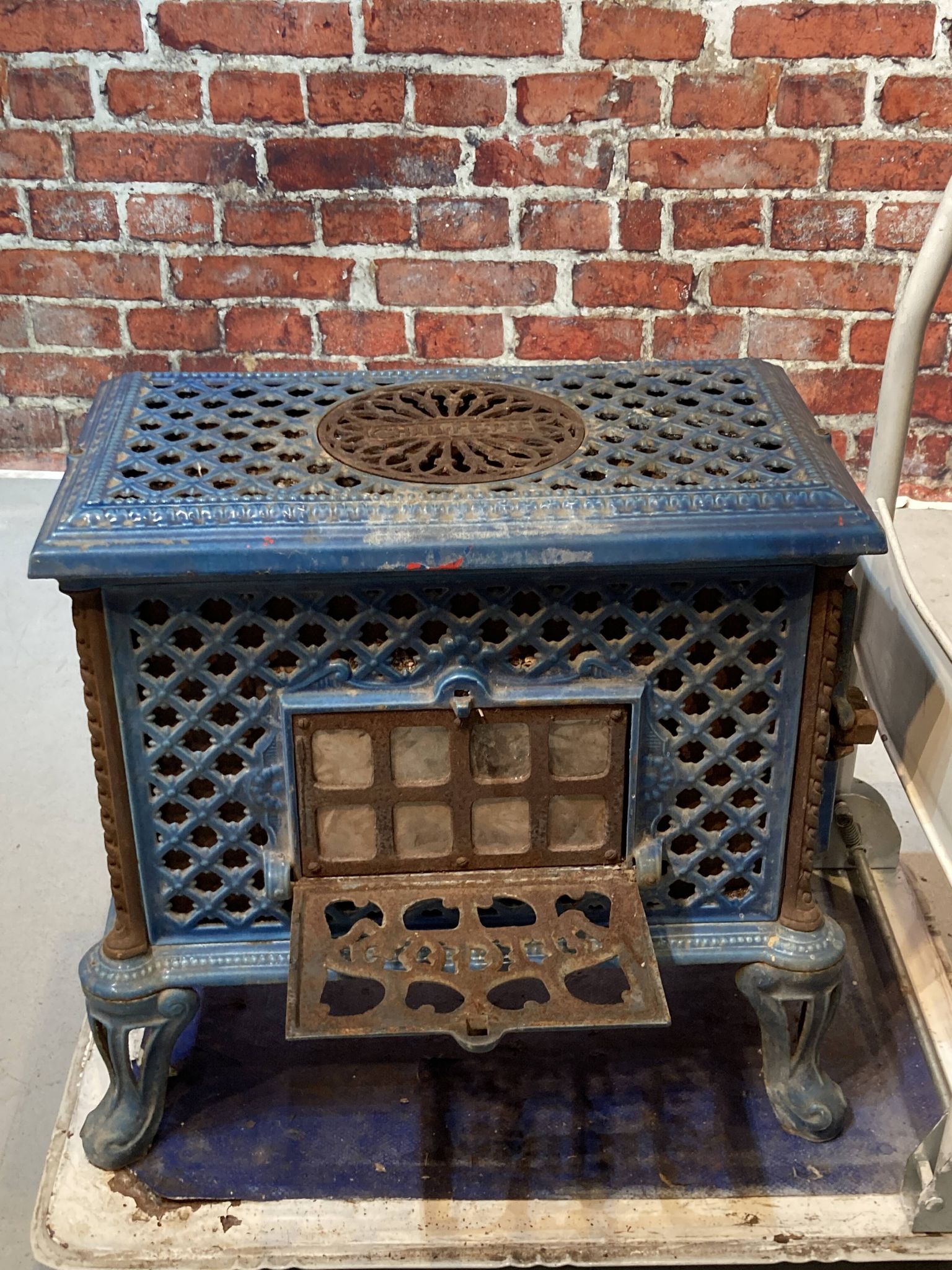 Poêle à bois en fonte et céramique bleu, de la marque Chauffette