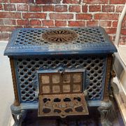 Poêle à bois en fonte et céramique bleu, de la marque Chauffette