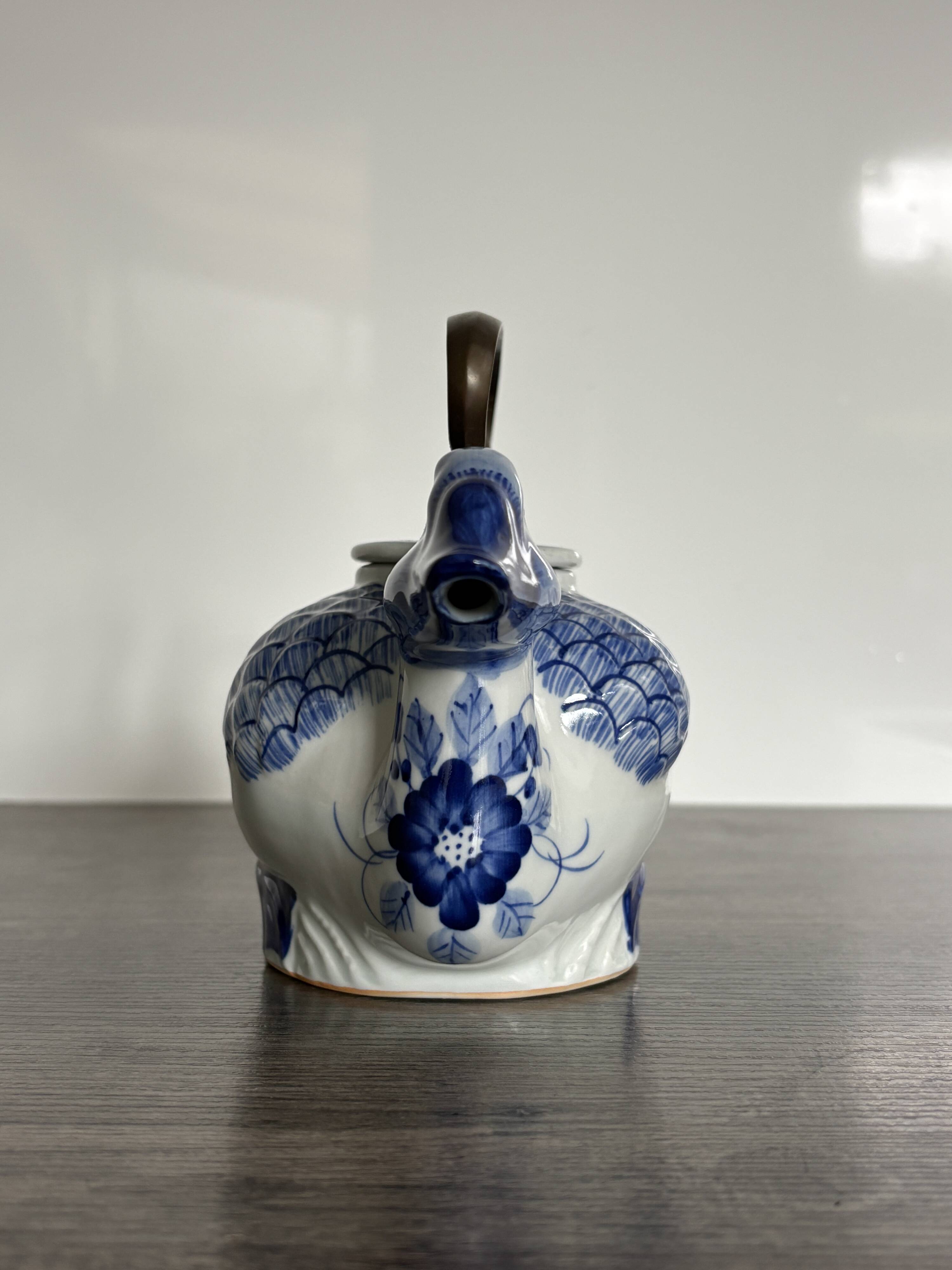 Théière ancienne zoomorphe en porcelaine de Chine