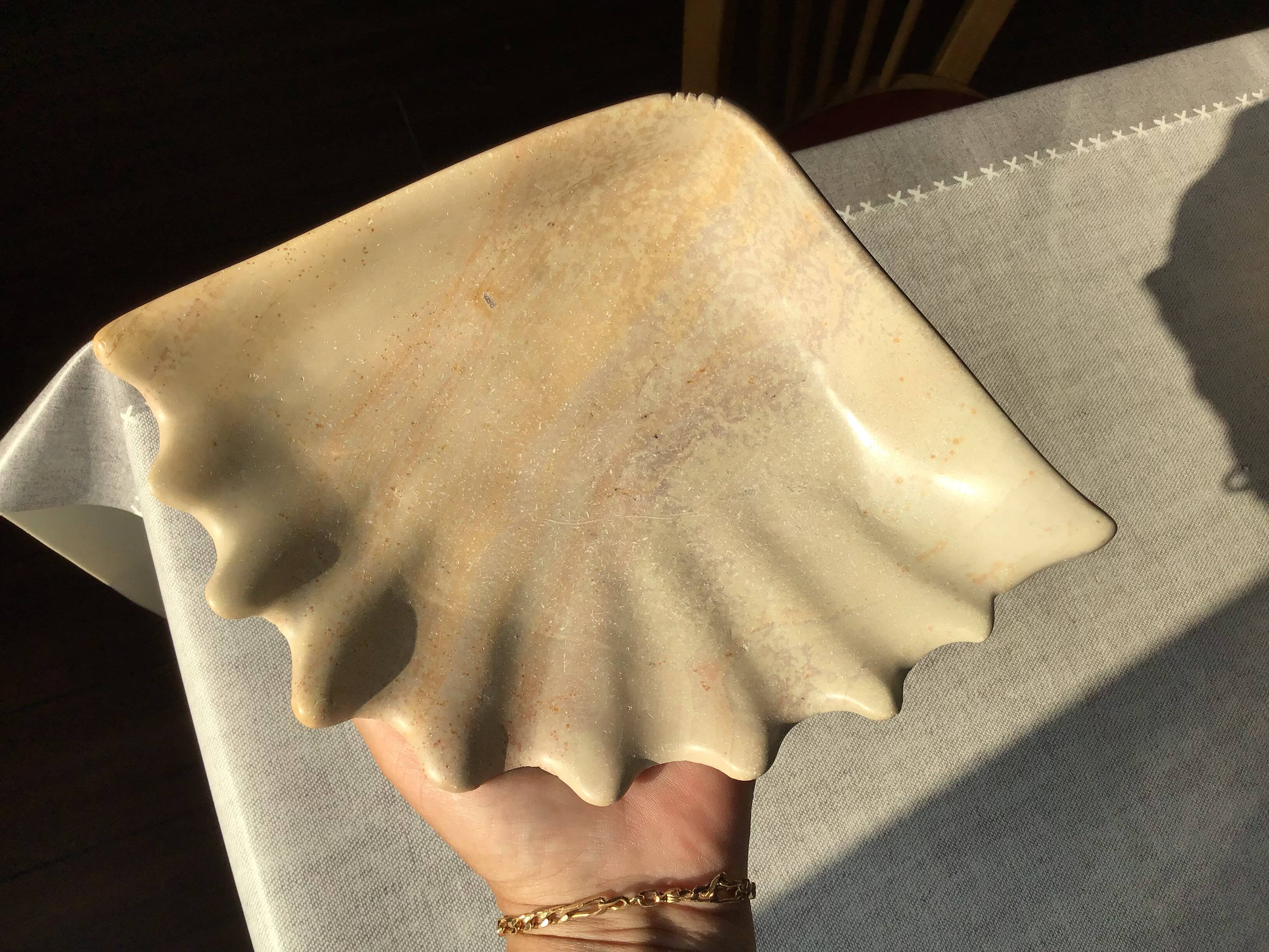 Shell-shaped soap dish in hard stone