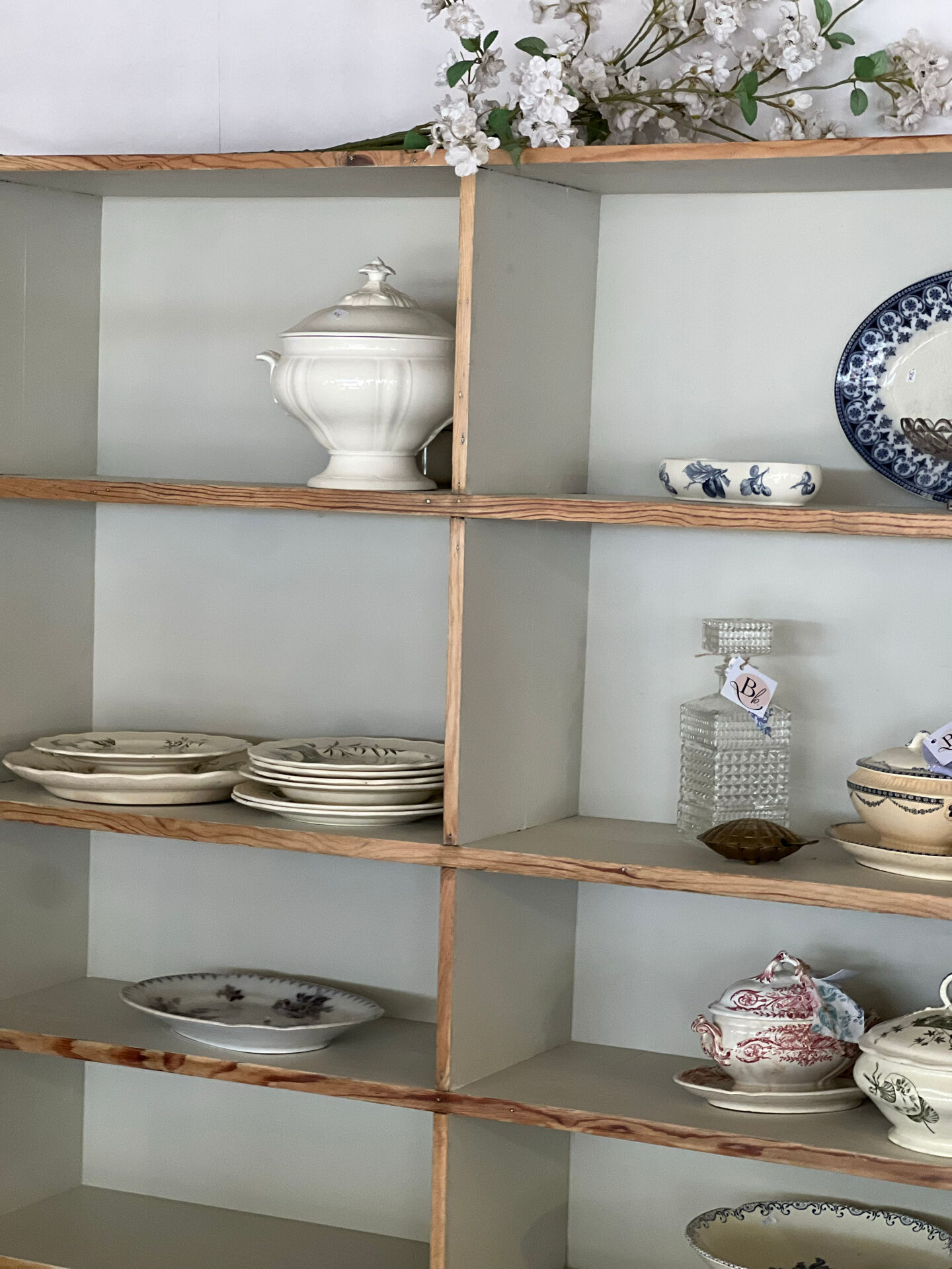 Library / dresser