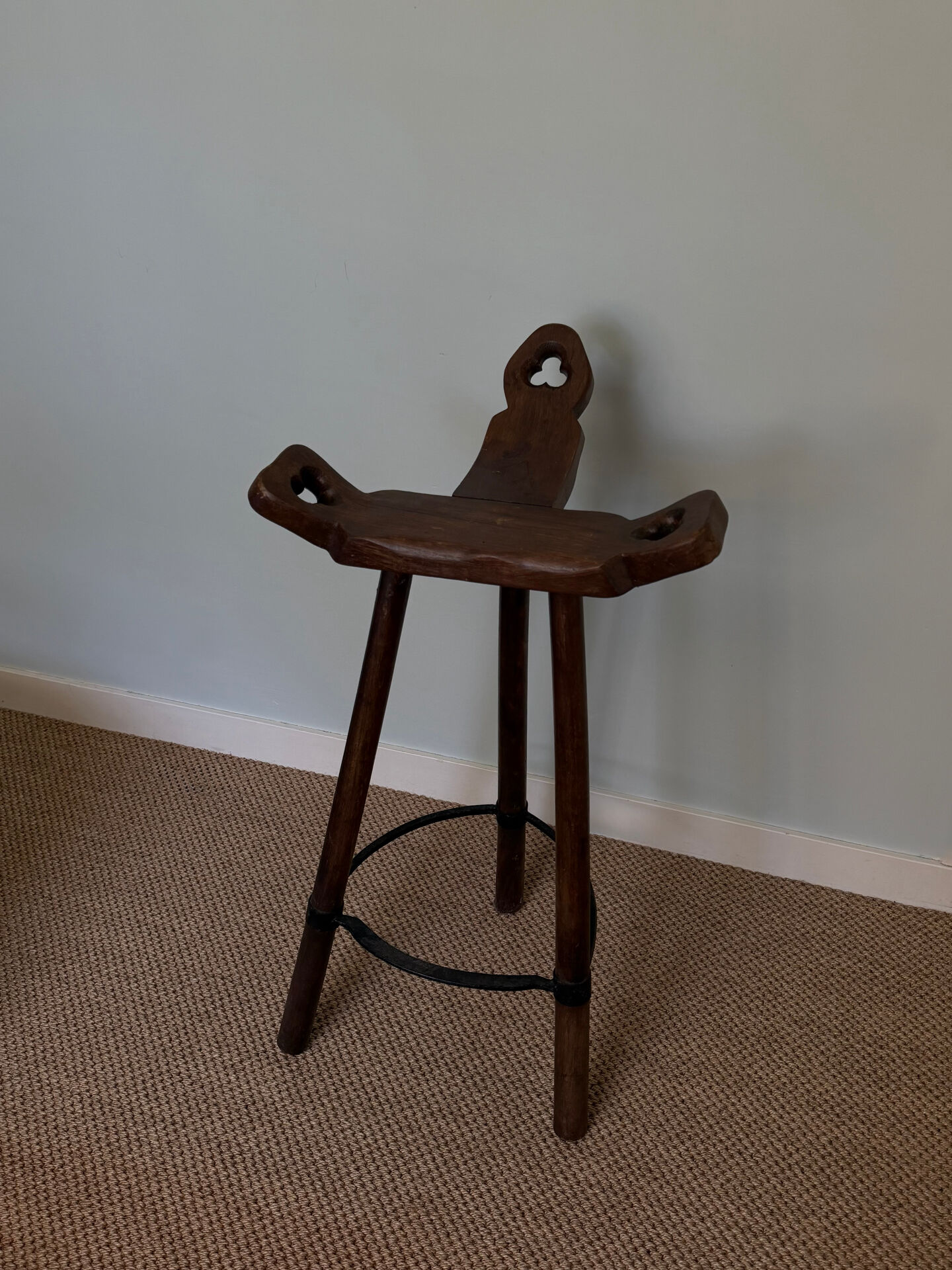 Tabouret haut en bois massif, dossier trilobé