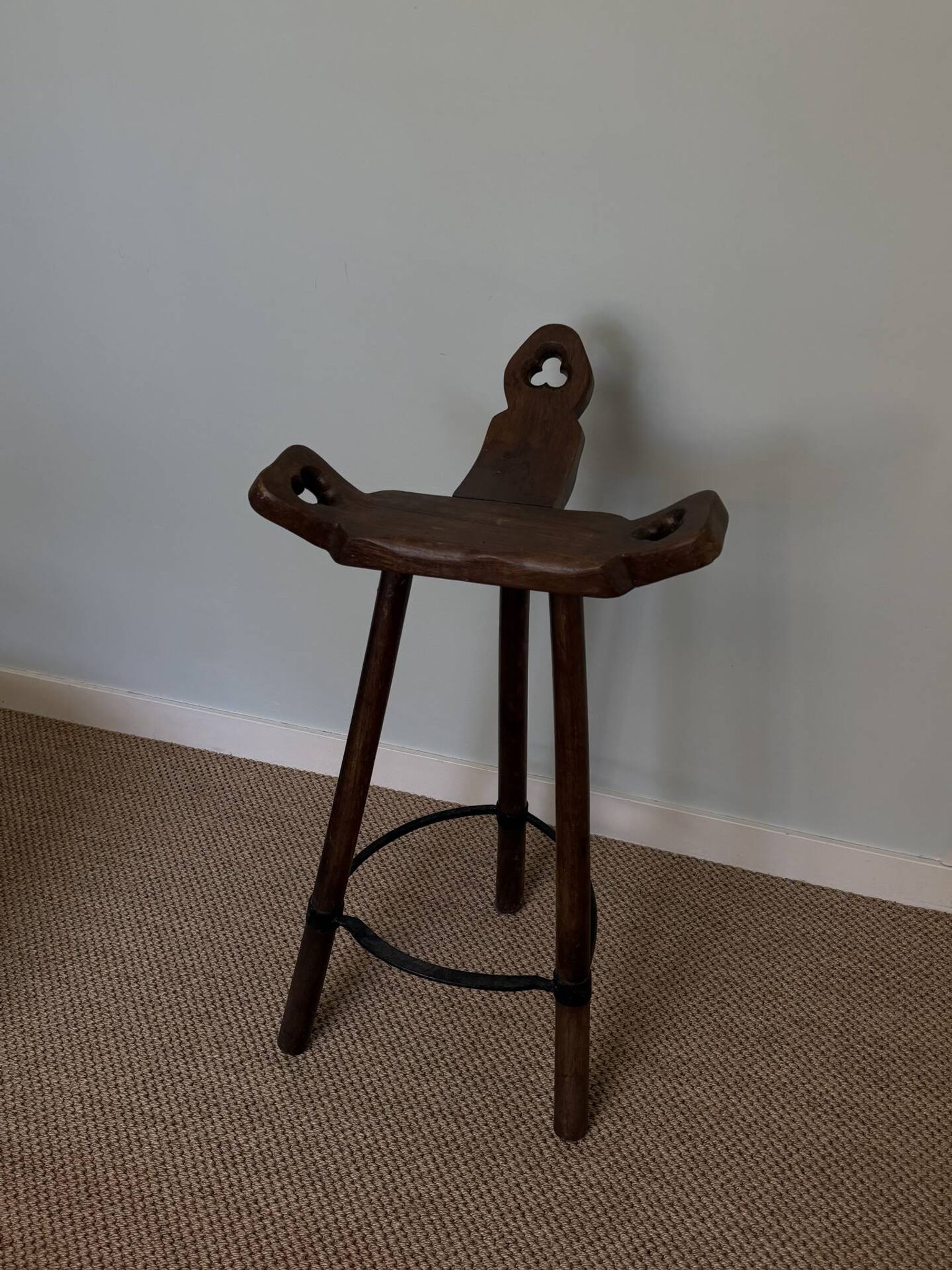 Tabouret haut en bois massif, dossier trilobé