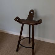 Tabouret haut en bois massif, dossier trilobé