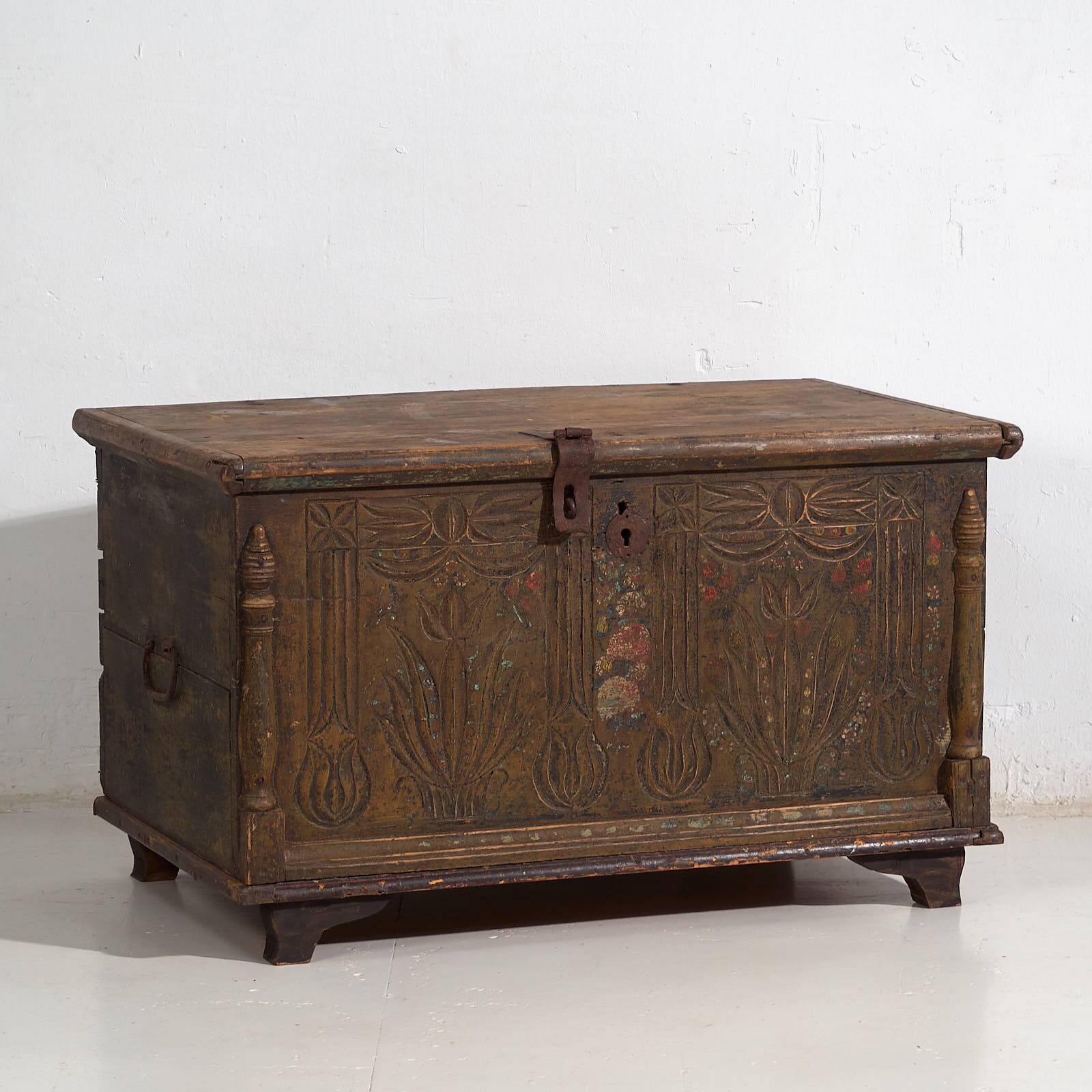 Antique chest carved with floral motifs (c.1820)