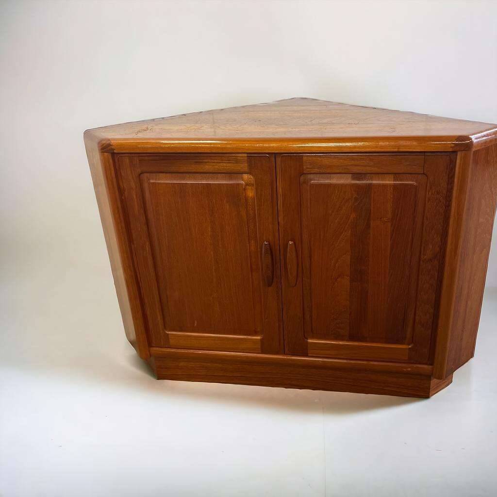 Meuble d'angle vintage dyrlund en teck /. armoire