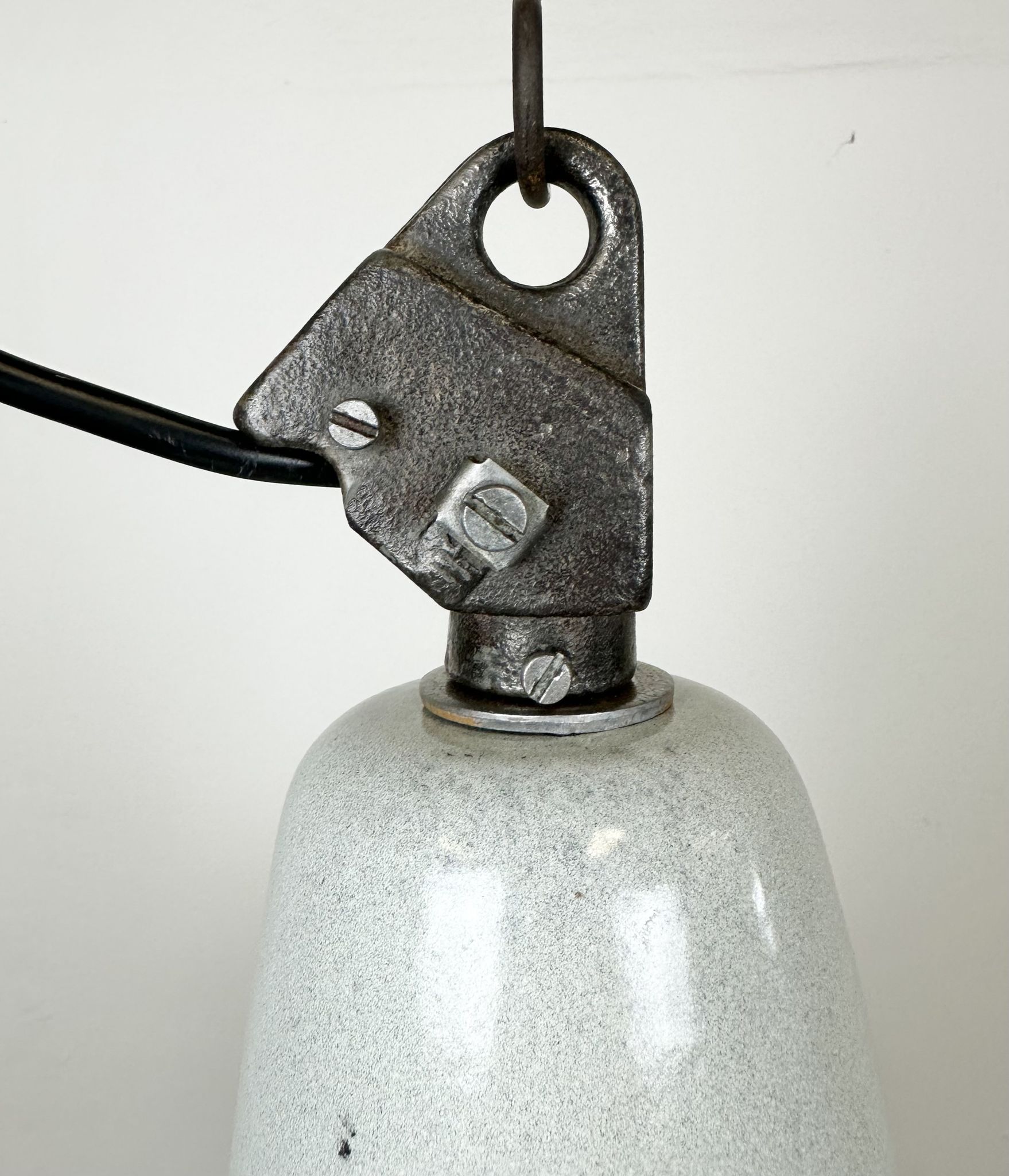Suspension industrielle en émail gris d’usine de Zaos, années 1960