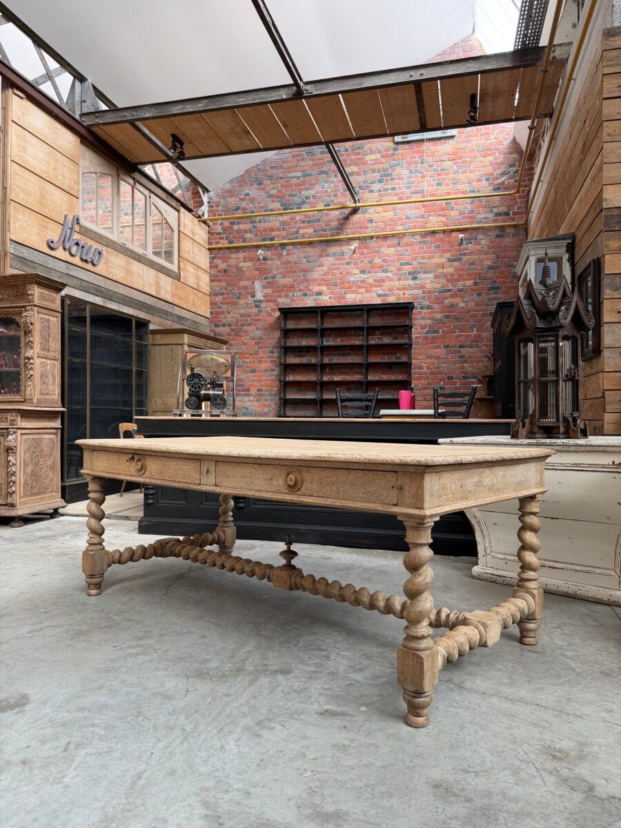 Table de château début XXème
