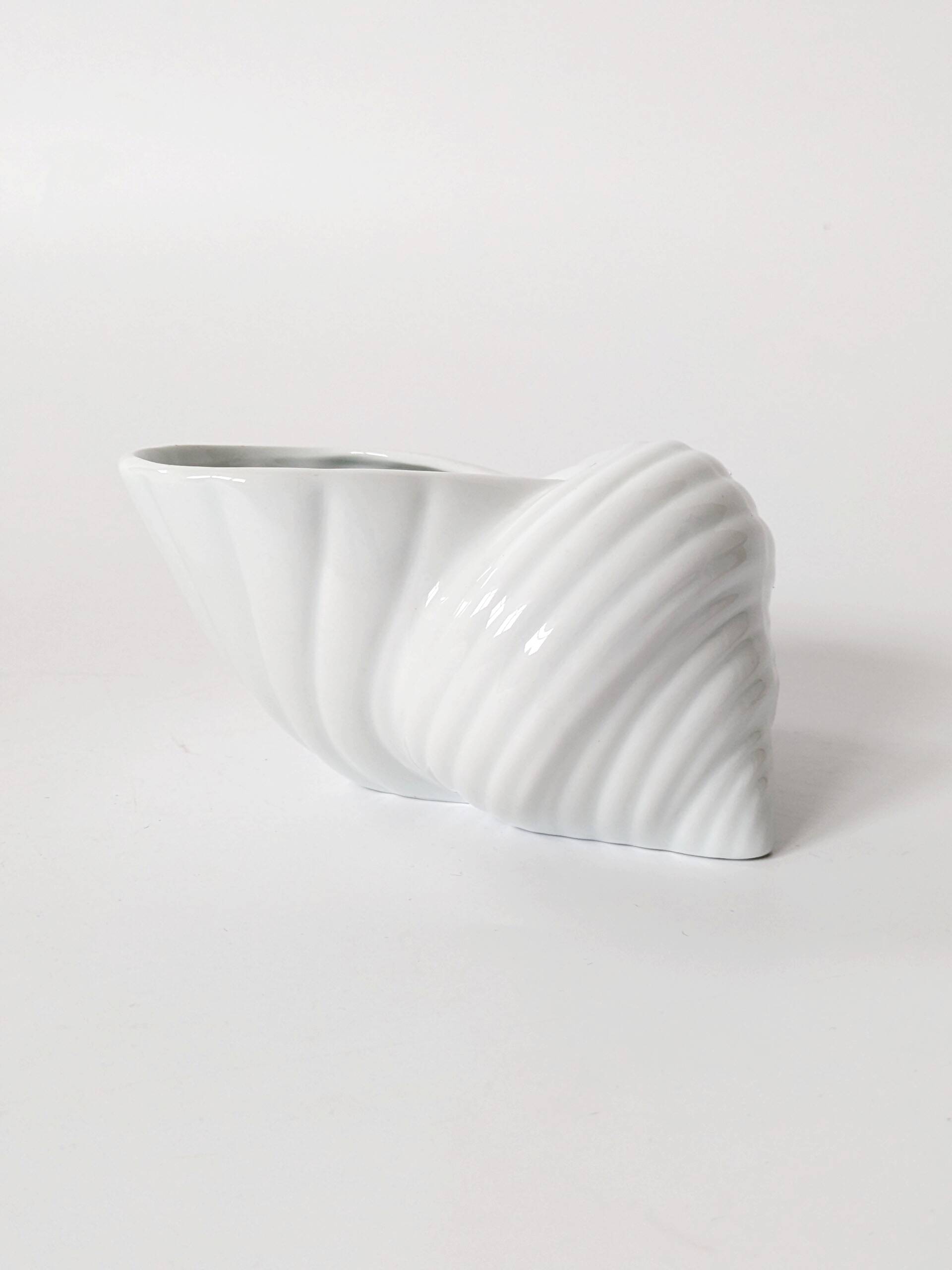 Shell-shaped porcelain catchall, Royal KPM Bavaria from the 1970s.