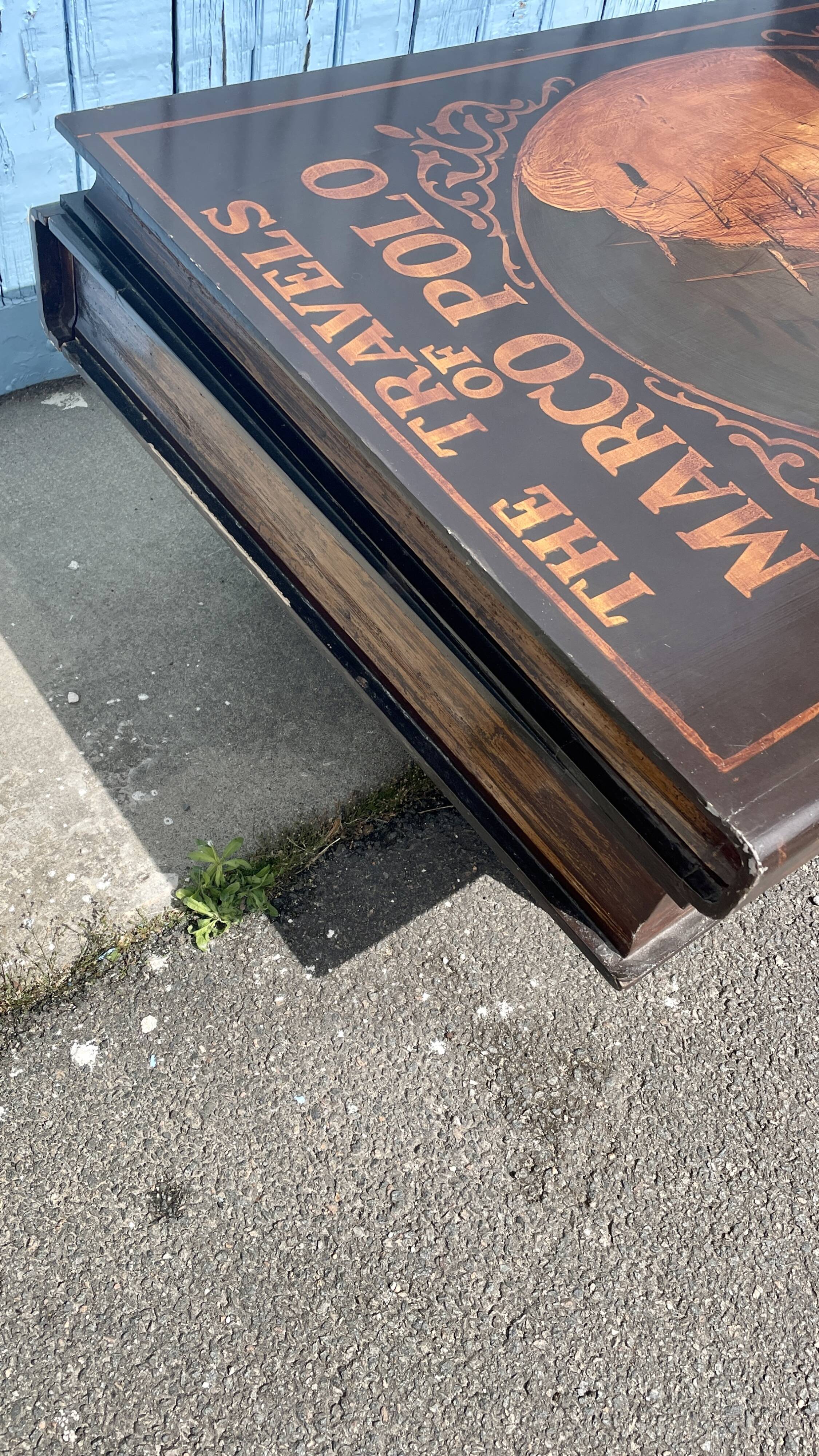 Table basse façon livre ancien, XXe siècle